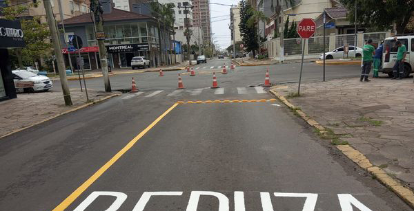Redutores de velocidade e faixa de pedestres: Prefeitura efetua manutenção na sinalização de trânsito da cidade